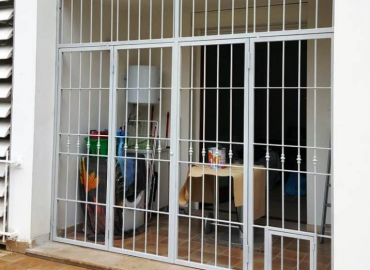 Inferriata spazio esterno con porticina per cani